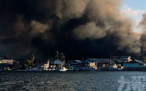 燒毀沿岸建築　400人疏散