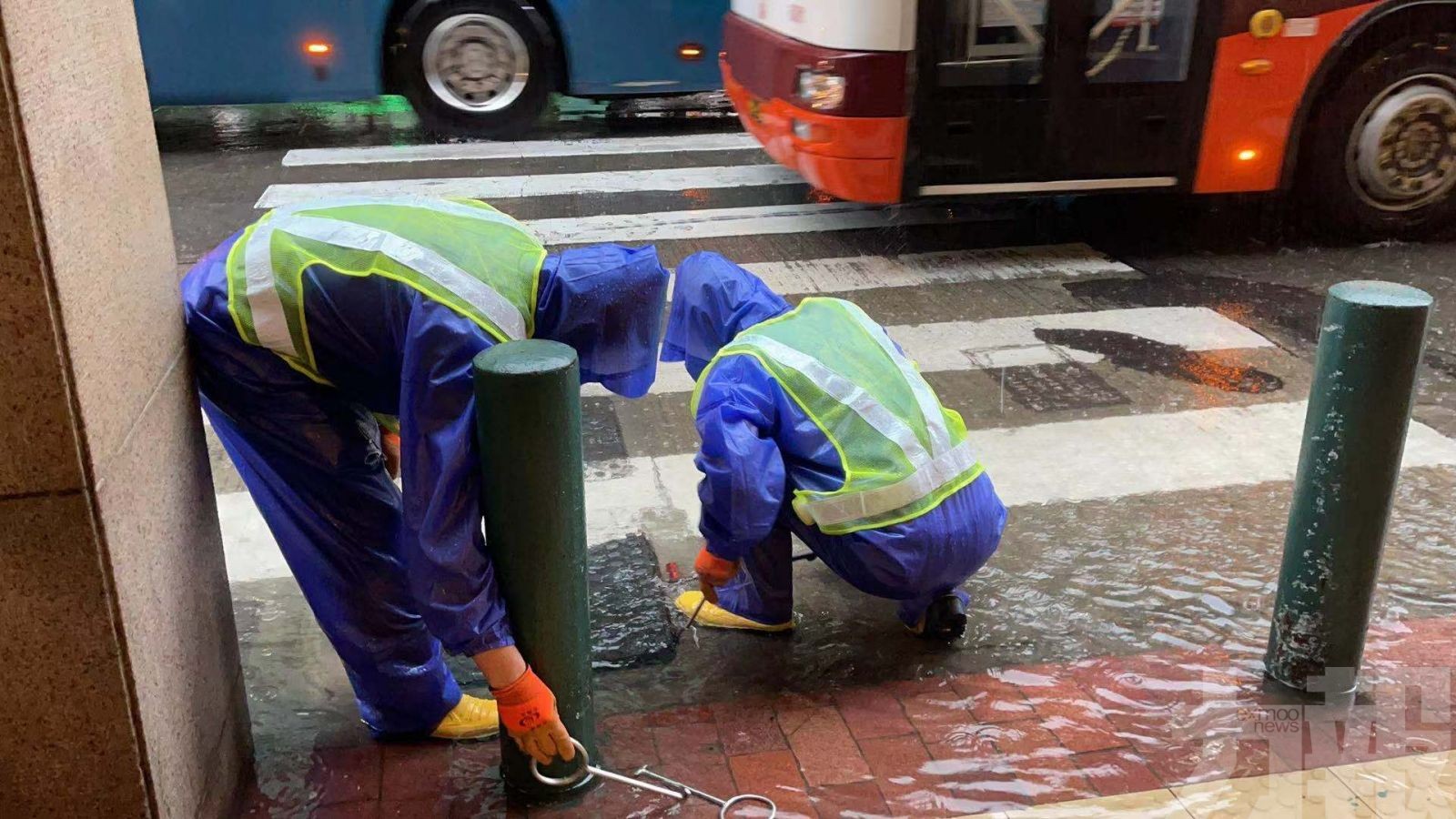 下環街一帶水浸 居民涉水而行