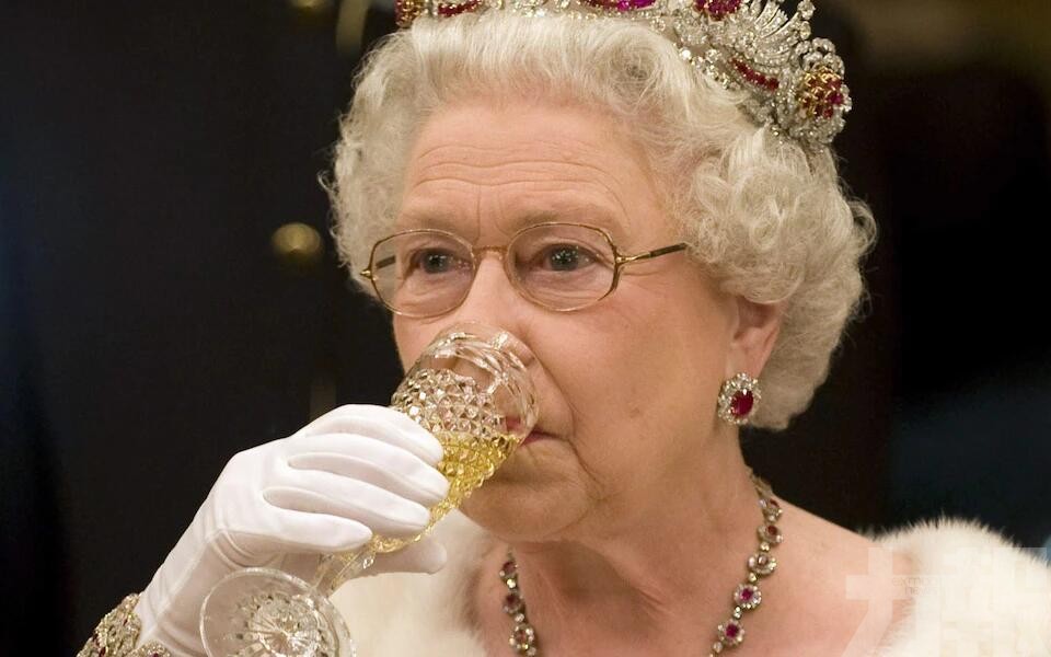 95歲英女王在醫生建議下戒酒
