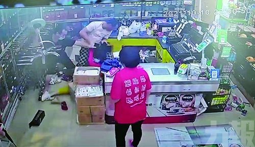 兩男涉襲擊超市職員被羈押