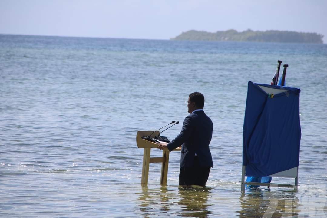 圖瓦盧外長站在海水中演講