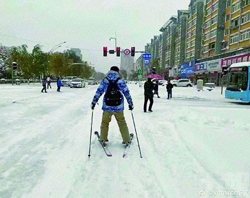 農貿市場坍塌 市民穿滑雪板出行