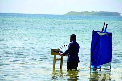 圖瓦盧外長站在海水中演講