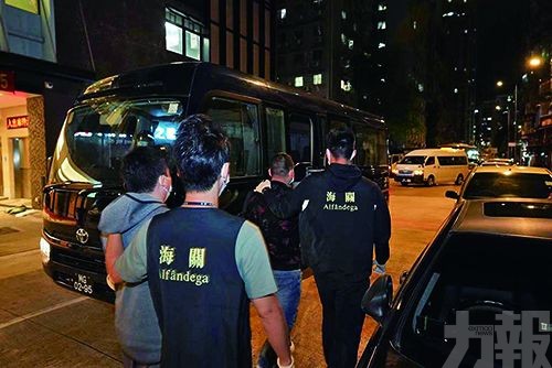 海關與治安警撿貨值百萬拘13人