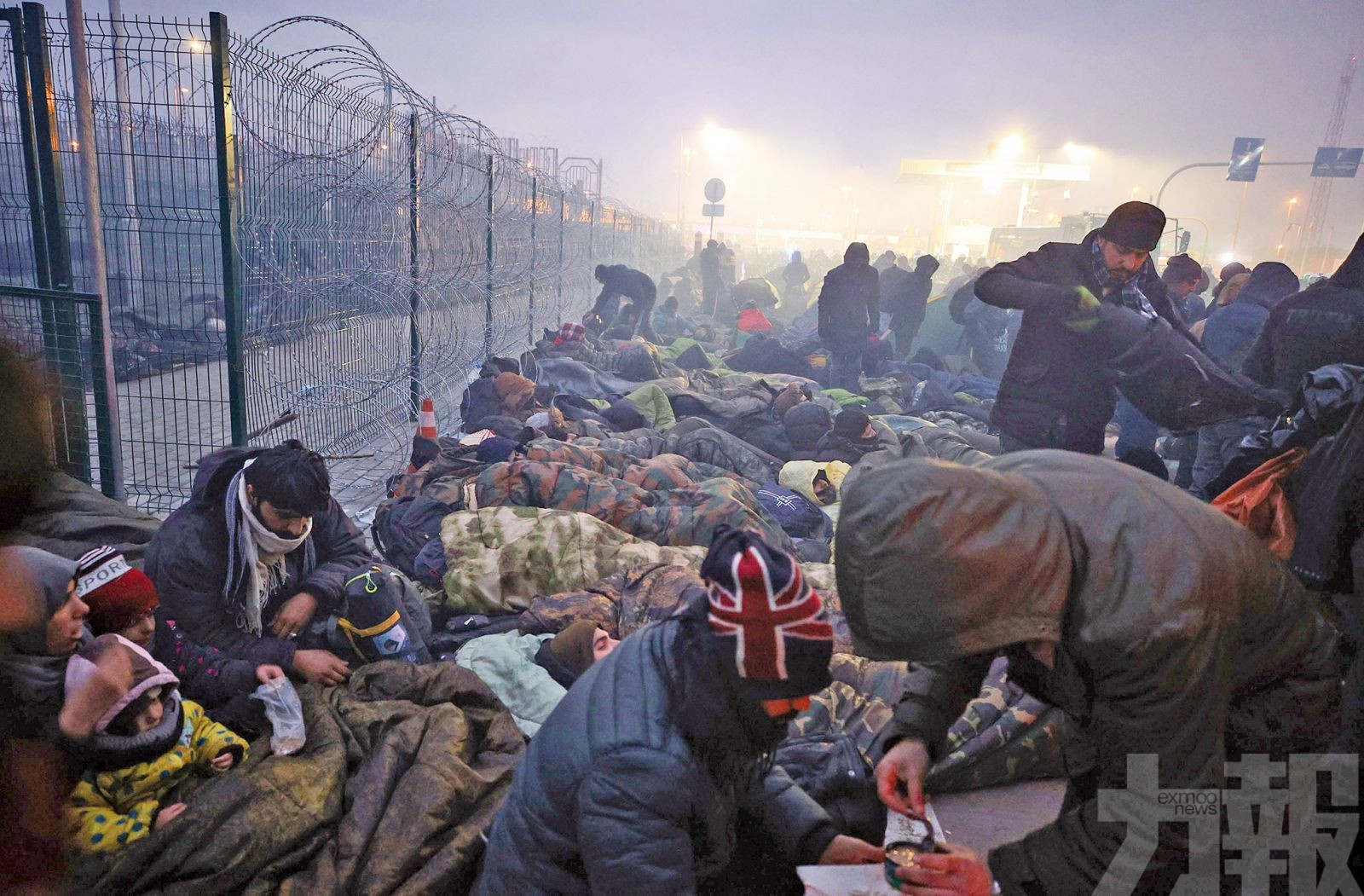 波蘭警祭水砲催淚彈轟難民