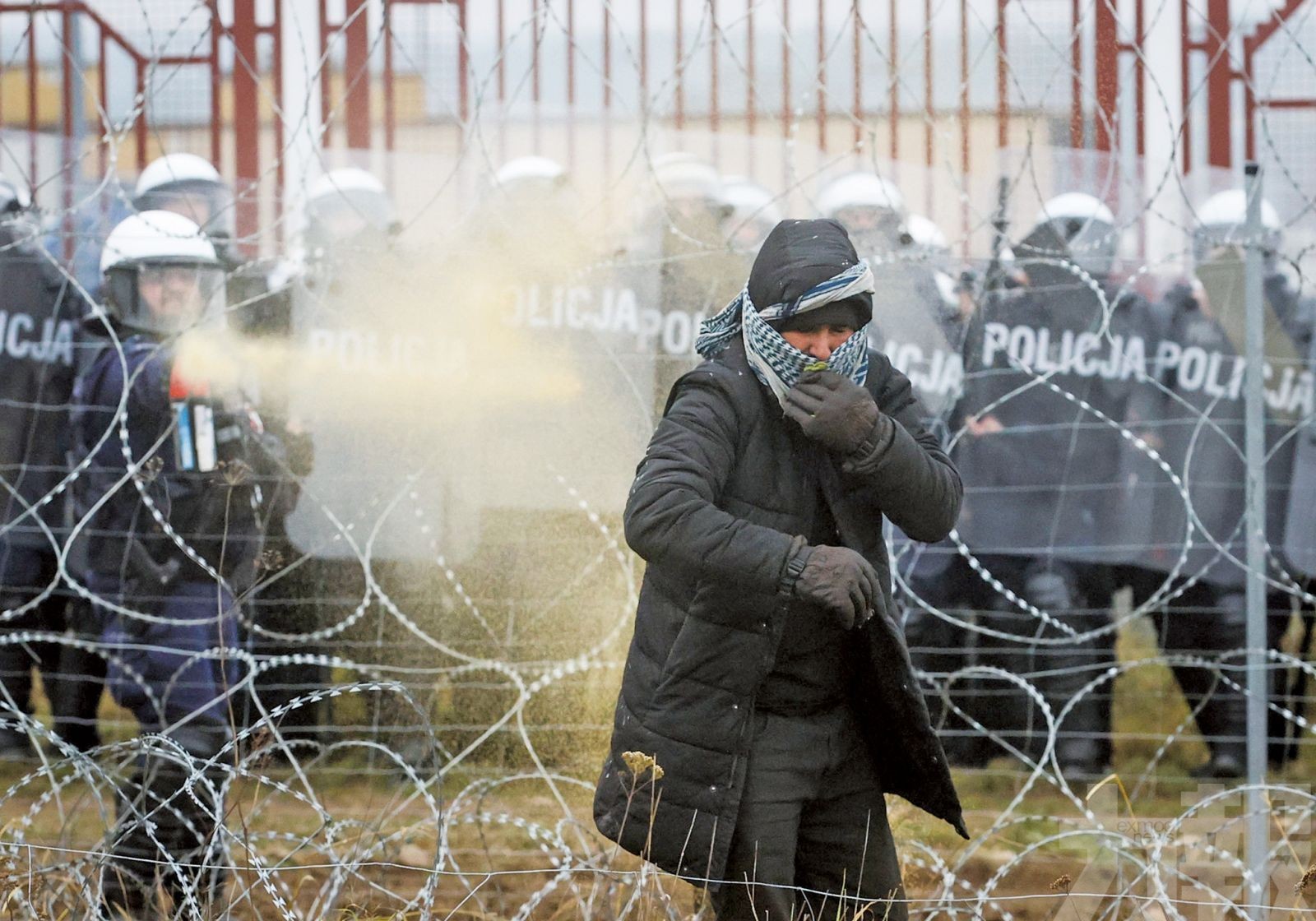 波蘭警祭水砲催淚彈轟難民