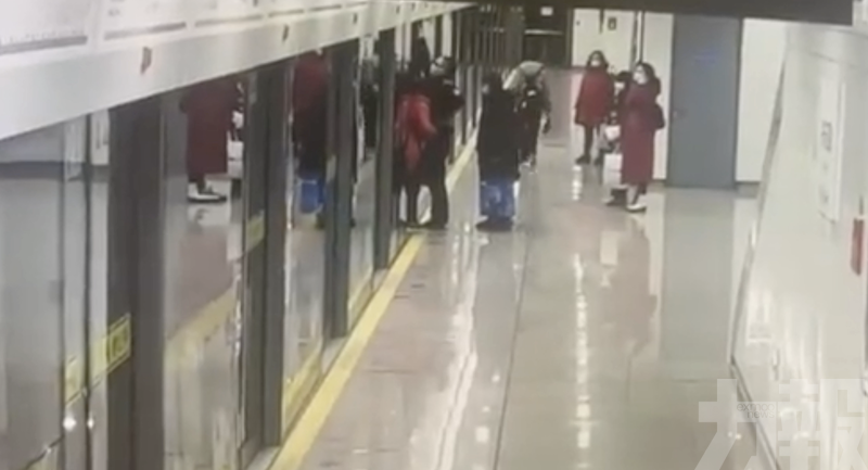女乘客遭月台閘門夾住拖行致死