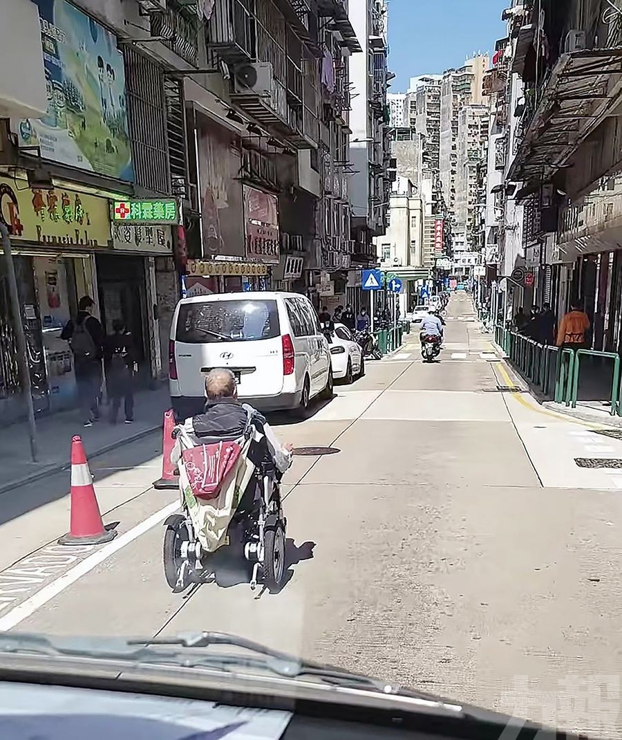 行人路或馬路電動輪椅都唔行得？