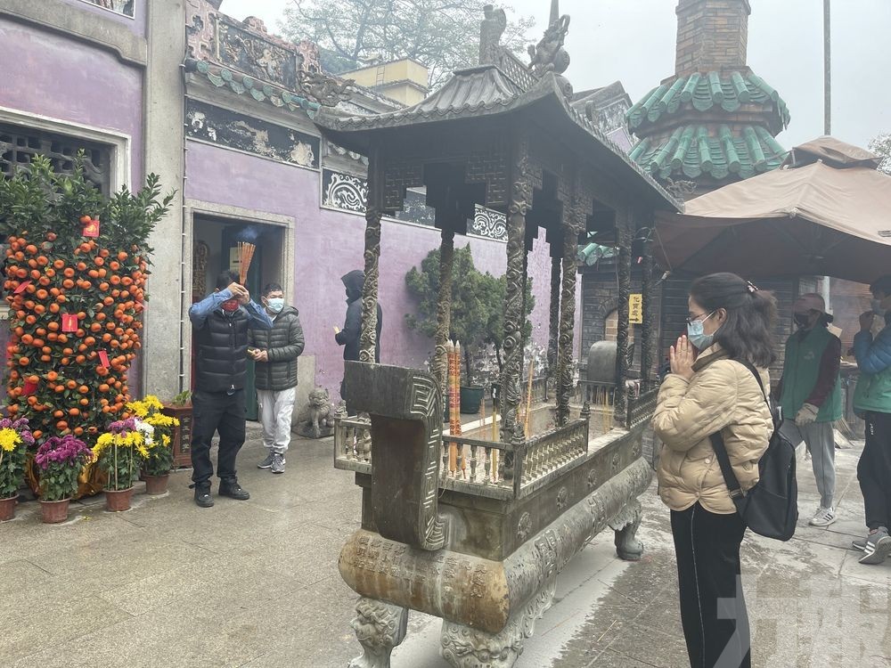 廟宇香火鼎盛 祈福香客絡繹不絕