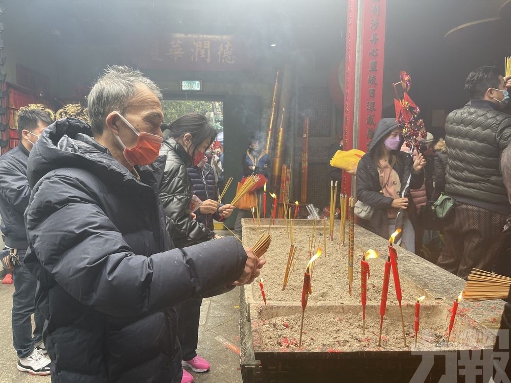 廟宇香火鼎盛 祈福香客絡繹不絕