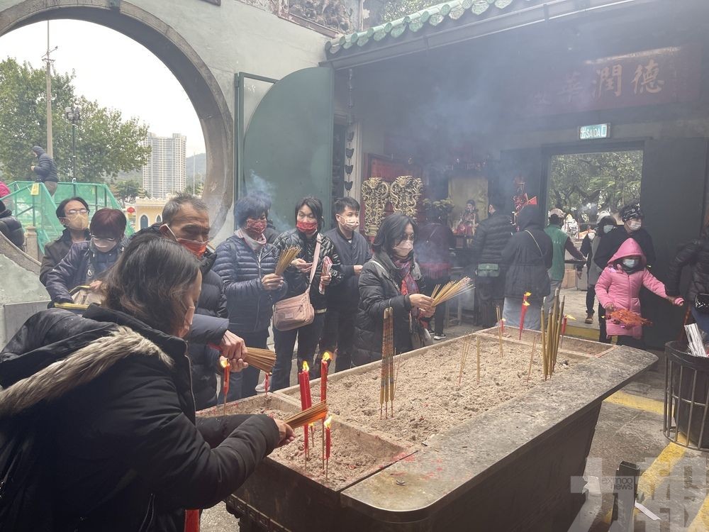 廟宇香火鼎盛 祈福香客絡繹不絕
