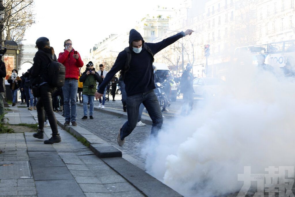 巴黎警施放催淚彈驅趕 拘54人
