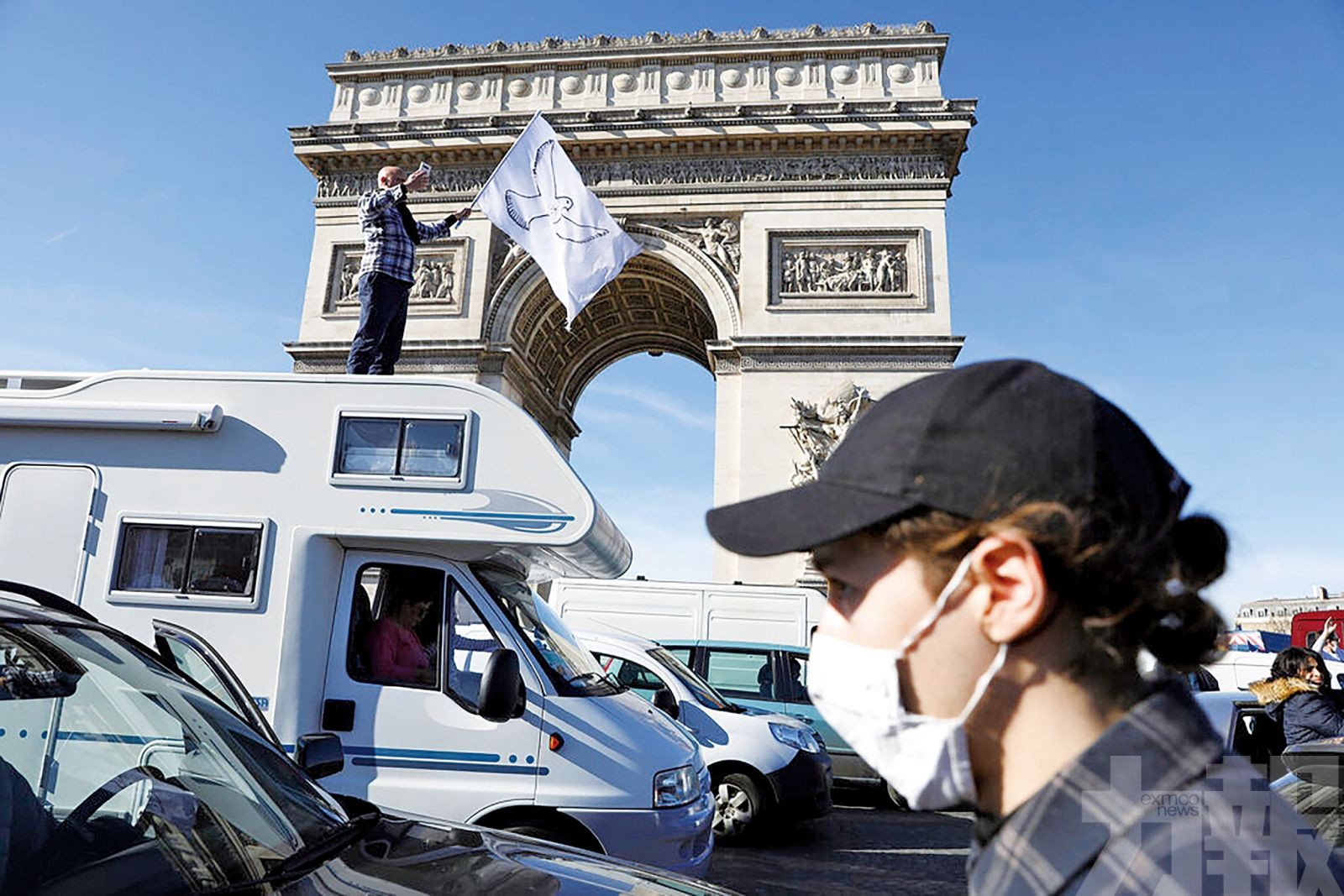 巴黎警施放催淚彈驅趕拘54人