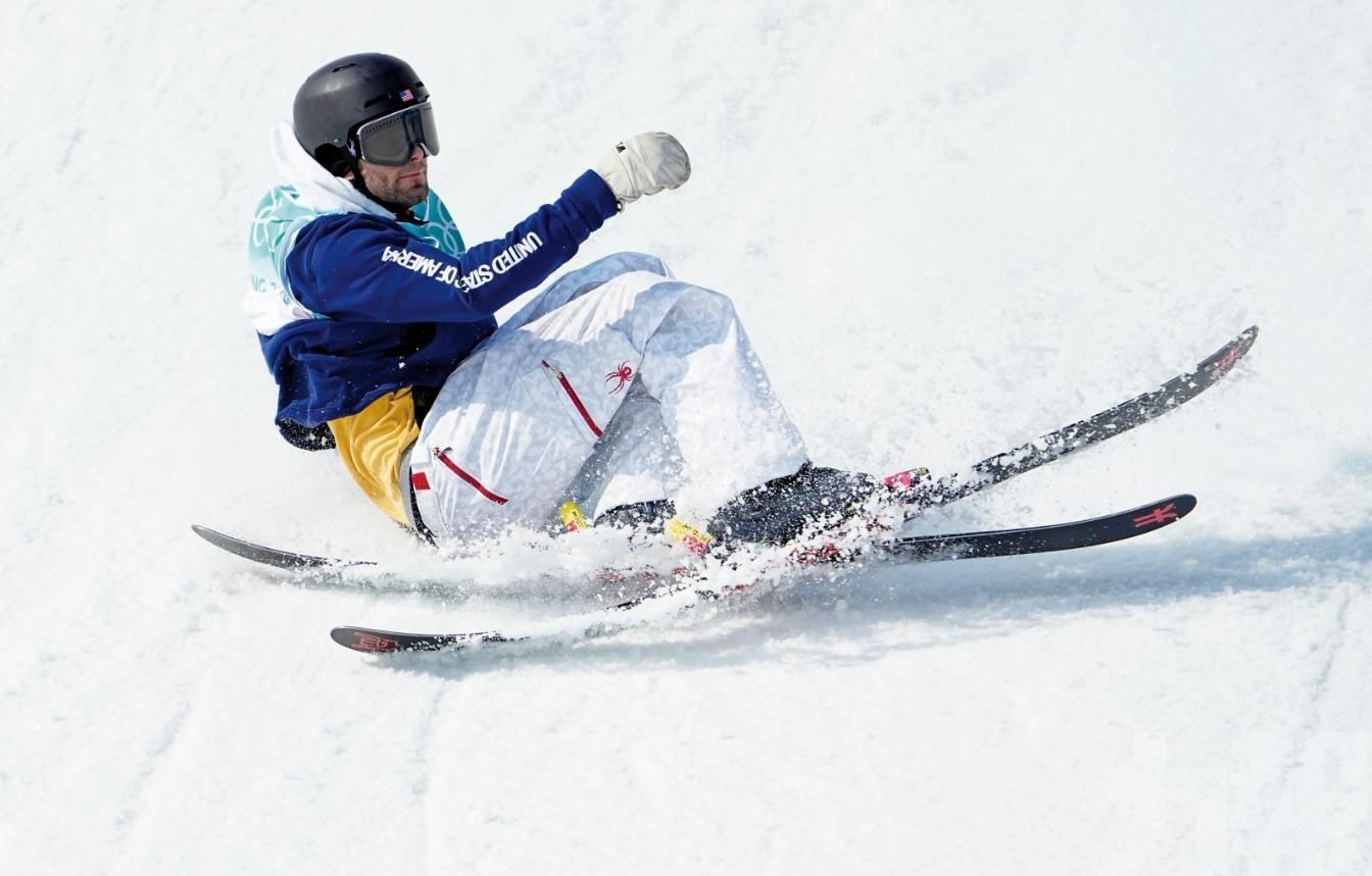 霍爾稱雄滑雪坡面障礙技巧賽