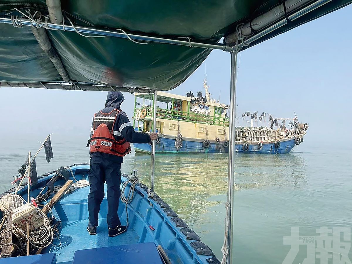 海事局清理千米漁網30漁標