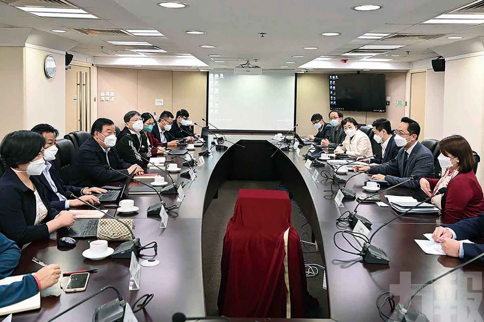 港府絕不「躺平」抗疫