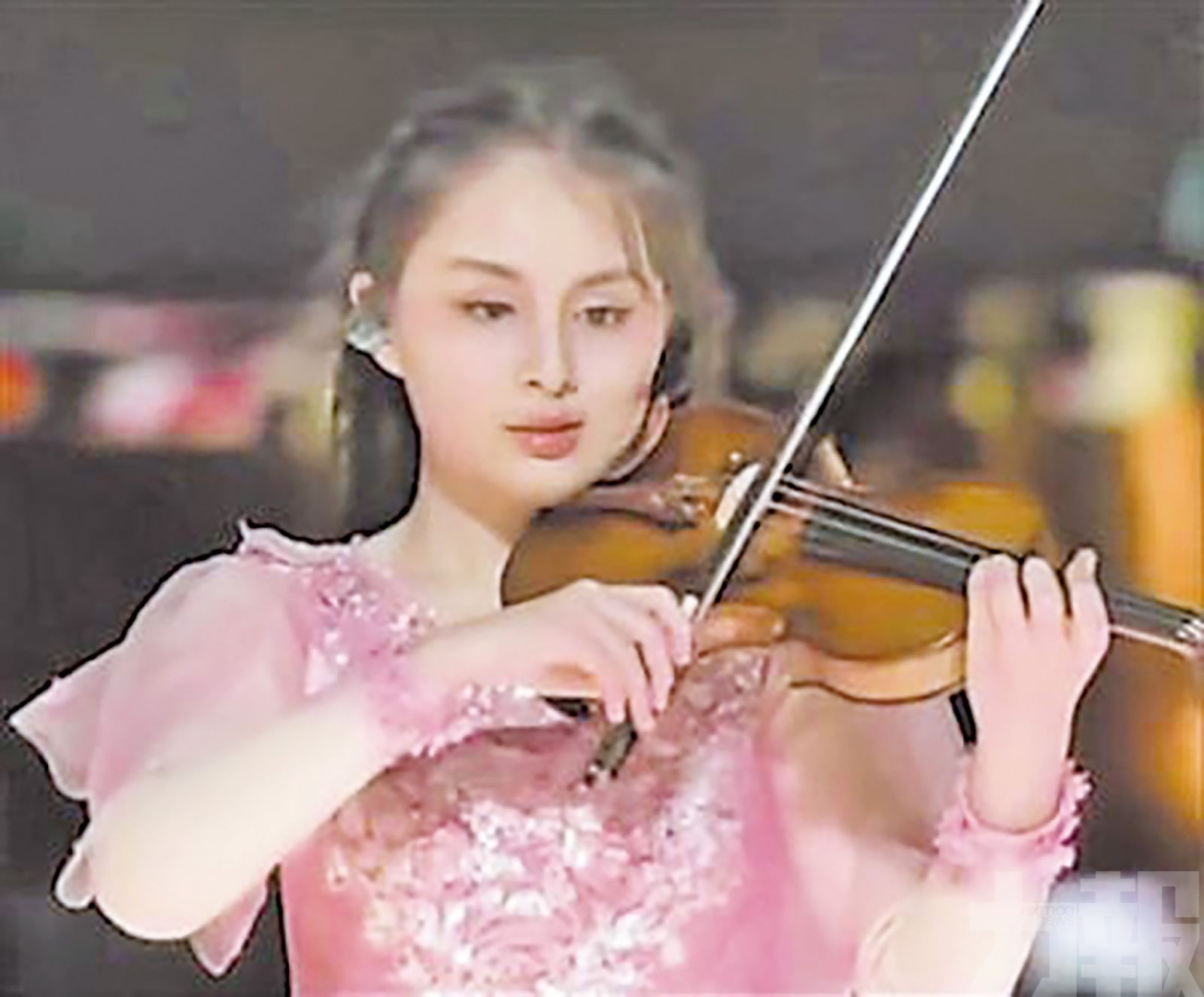 閉幕式小提琴演奏者為視障人