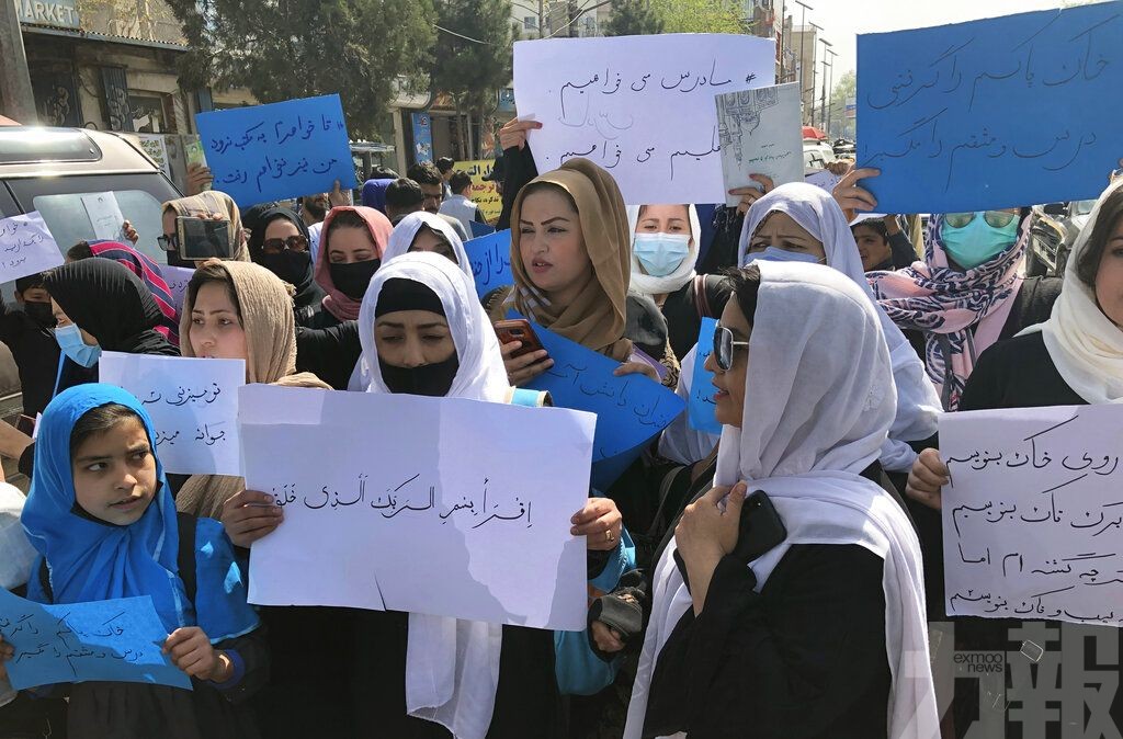 大批女學生上街抗議遭驅趕