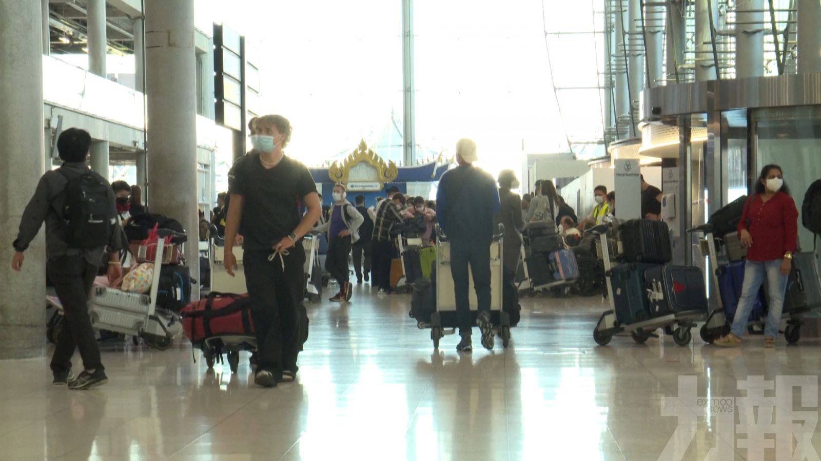 泰國機場逼滿外國遊客