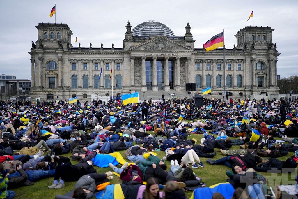 德國柏林數千人躺地示威