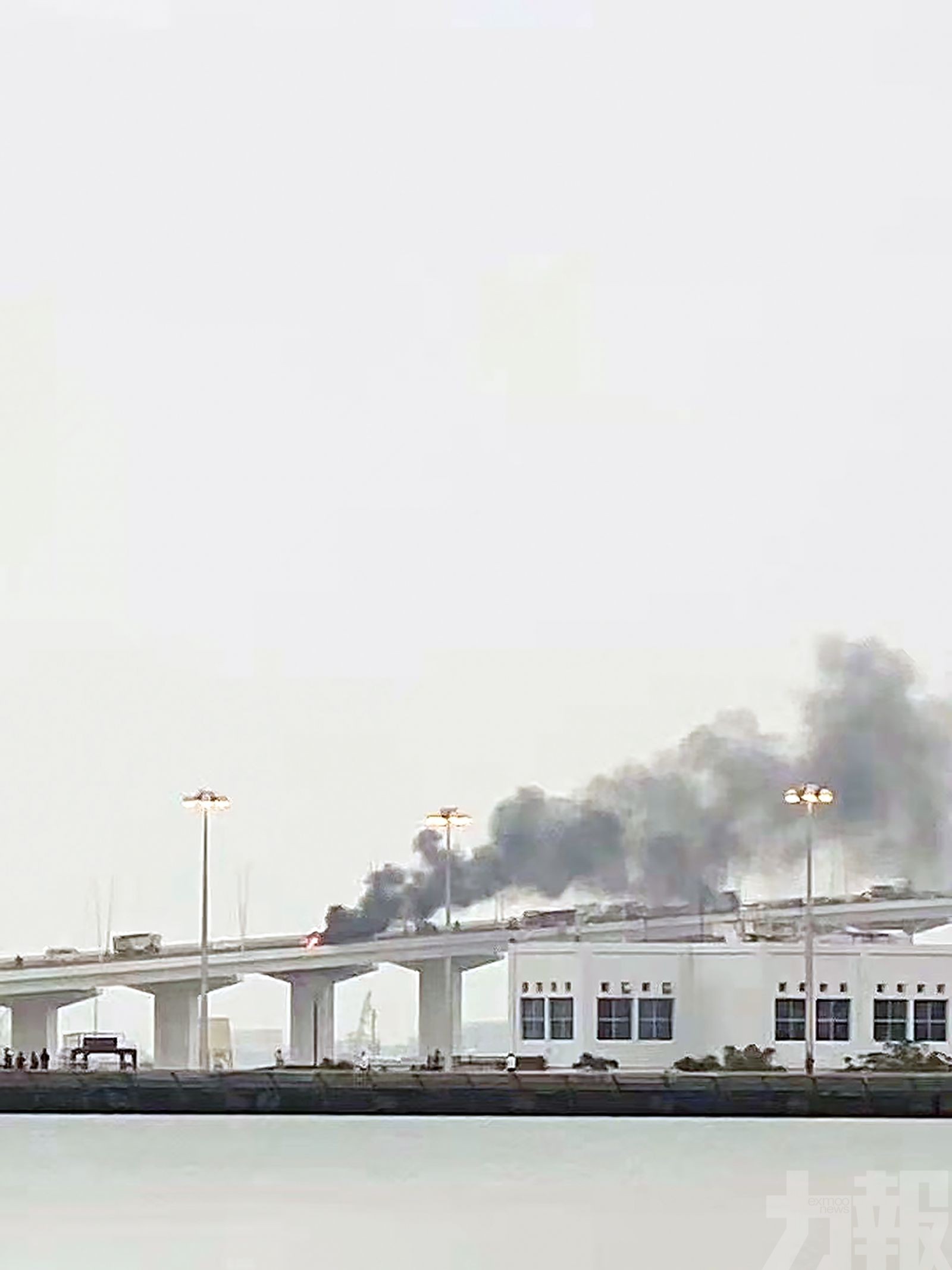 友誼橋越野車起火燒剩車架