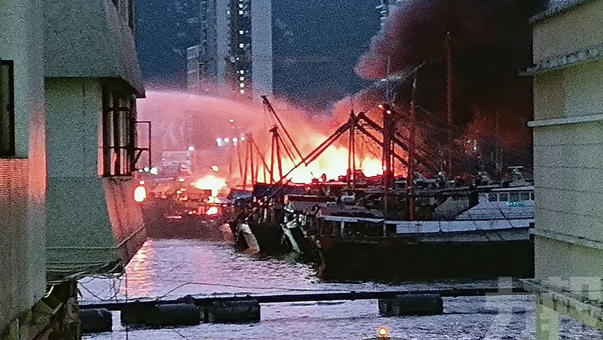 內港火燒連環船  起火原因待查