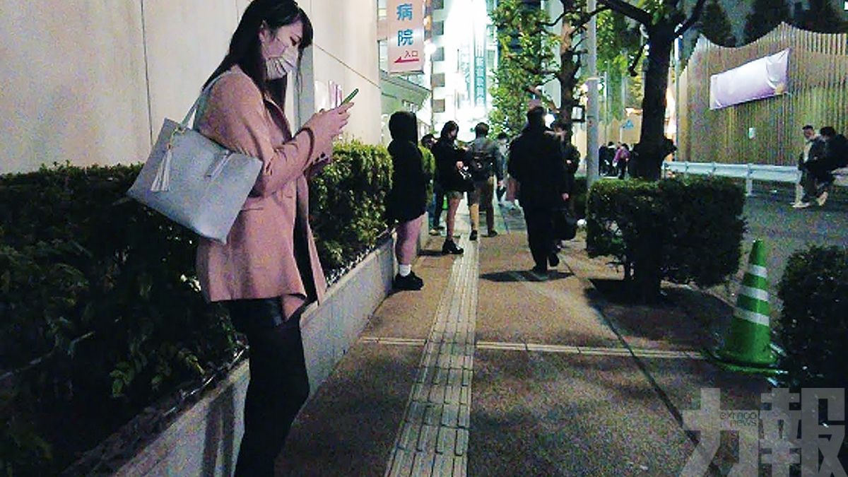 年輕日本女子排排站等恩客