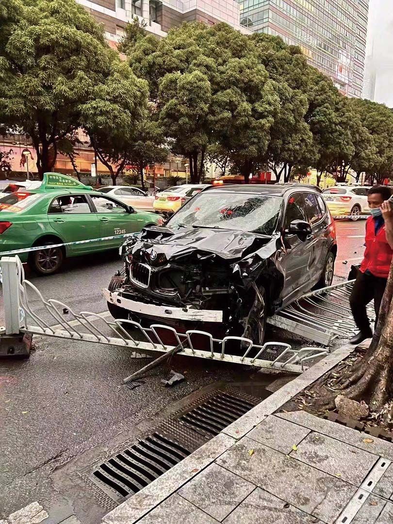 傳車主肇事後當街大撒鈔票