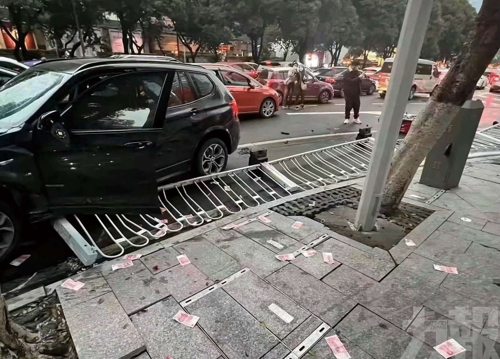 傳車主肇事後當街大撒鈔票