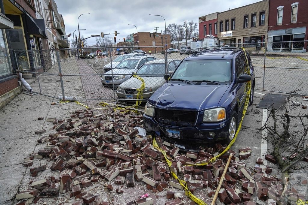 劇院屋頂坍塌 記者連人帶車被捲上天