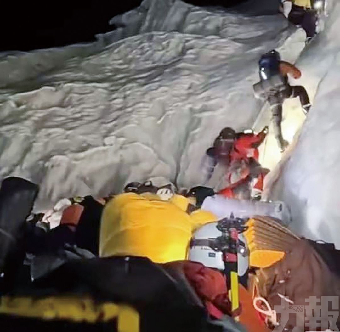 登山者：手被凍腫「還有人插隊」
