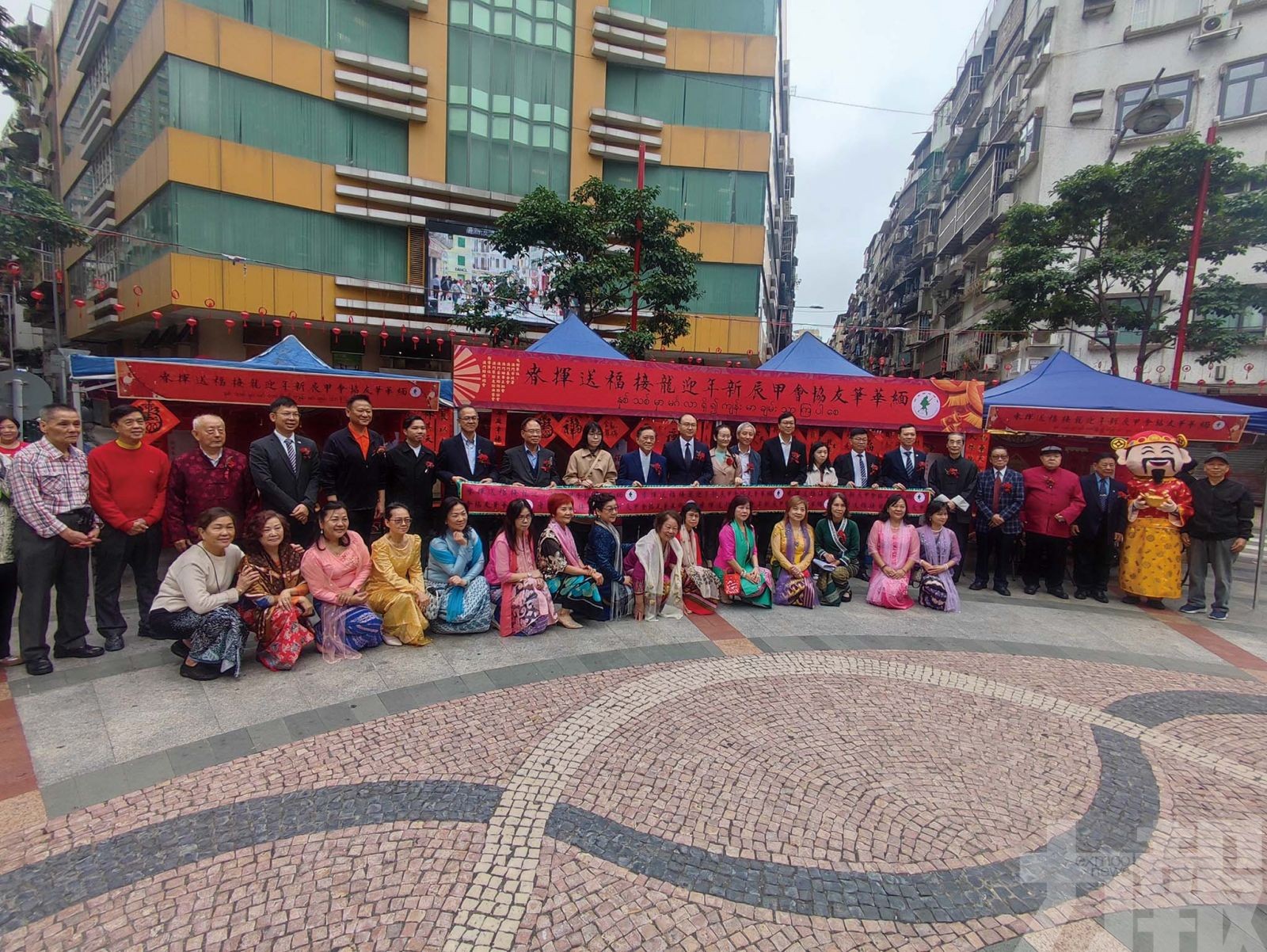 向街坊鄰里送新年祝福