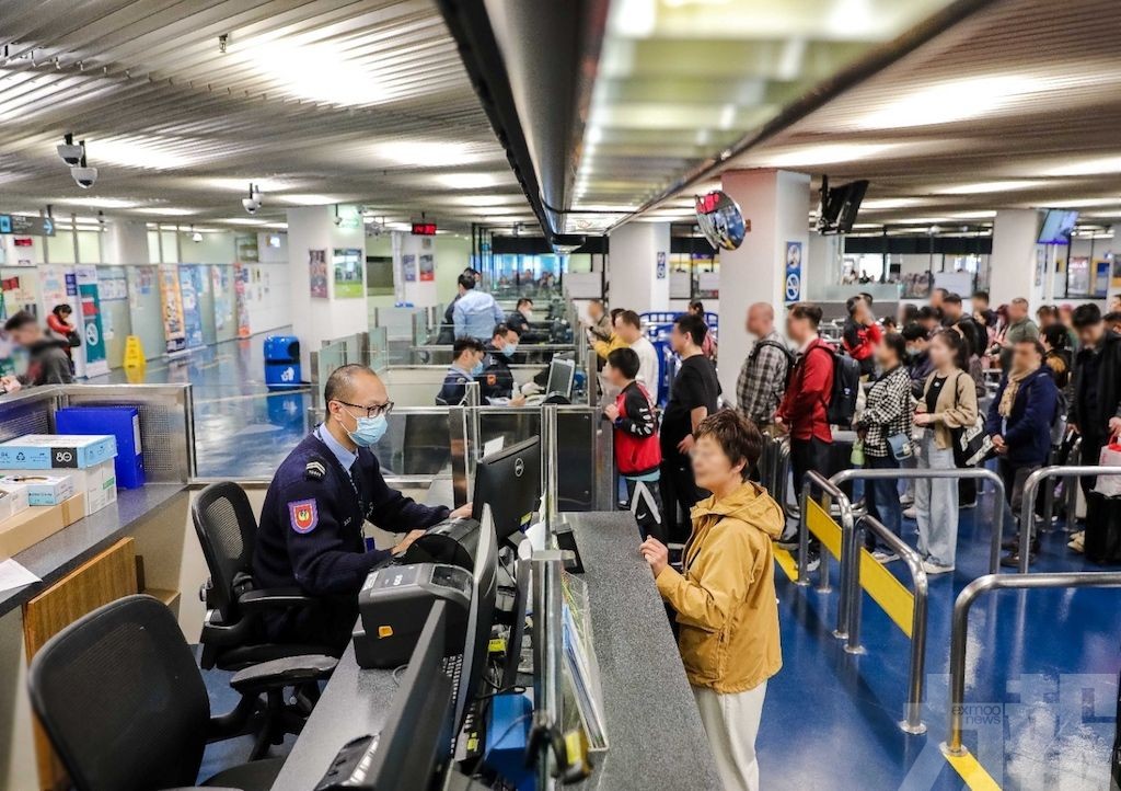 治安警料周末為旅客出境高峰