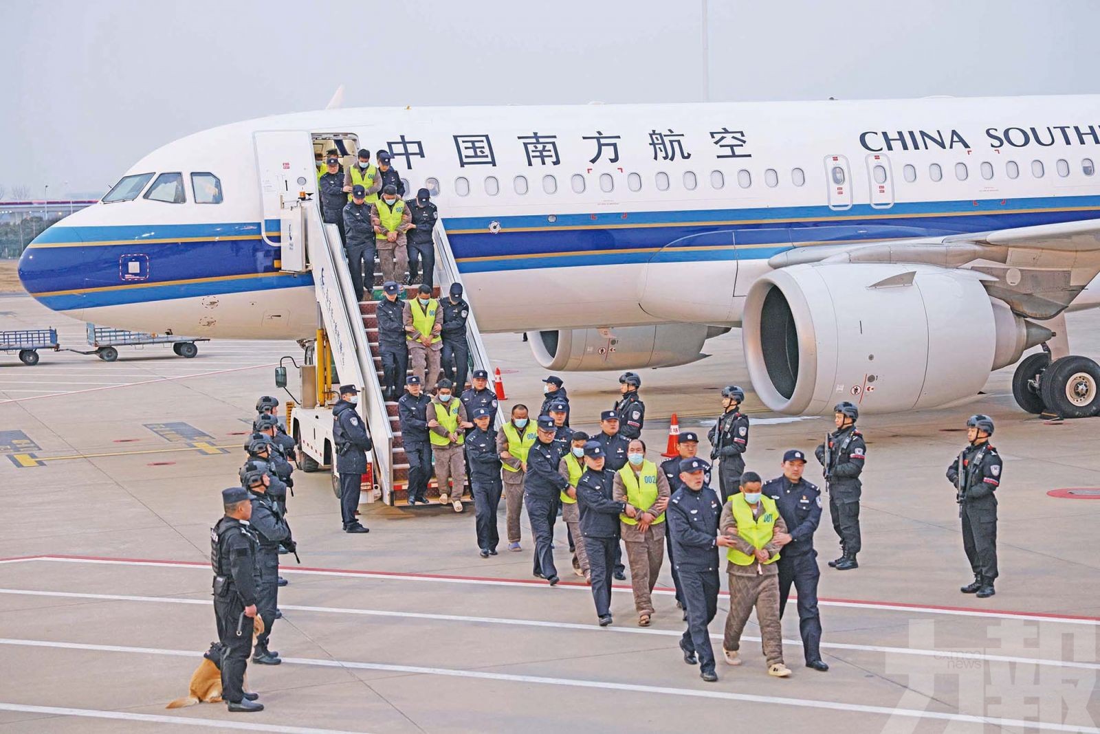 首批200人昨包機押解回國