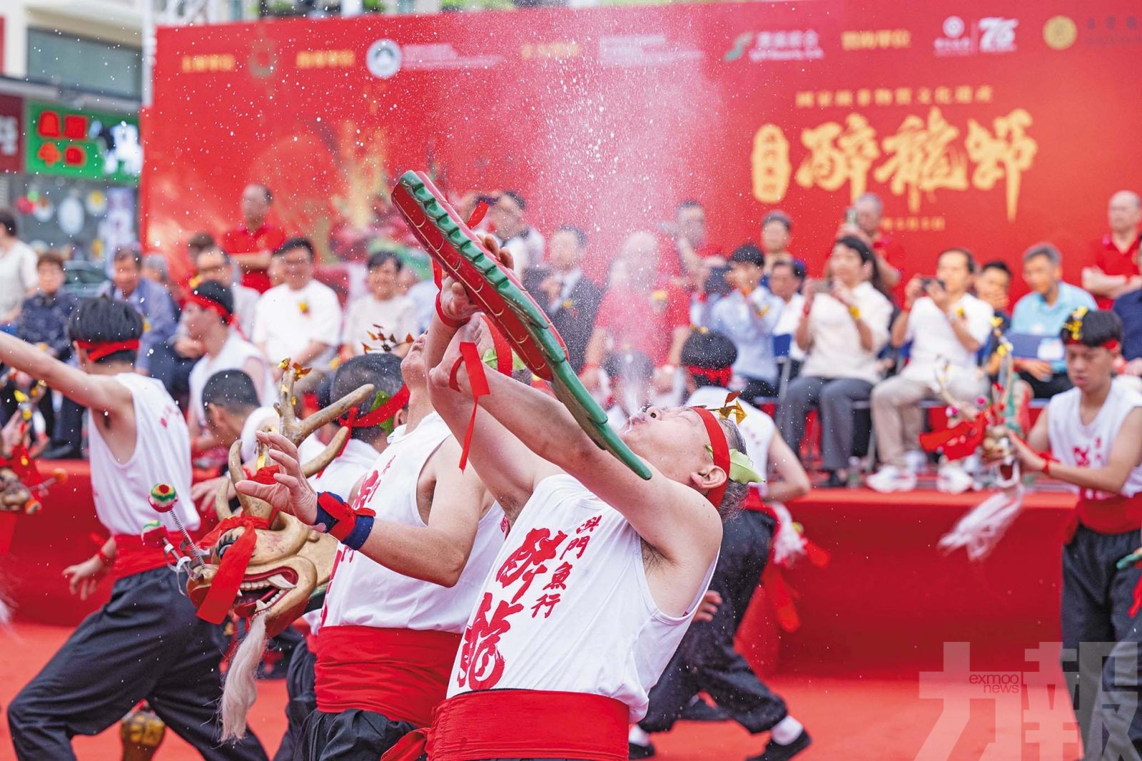 派逾萬份龍船頭飯寓意老少平安