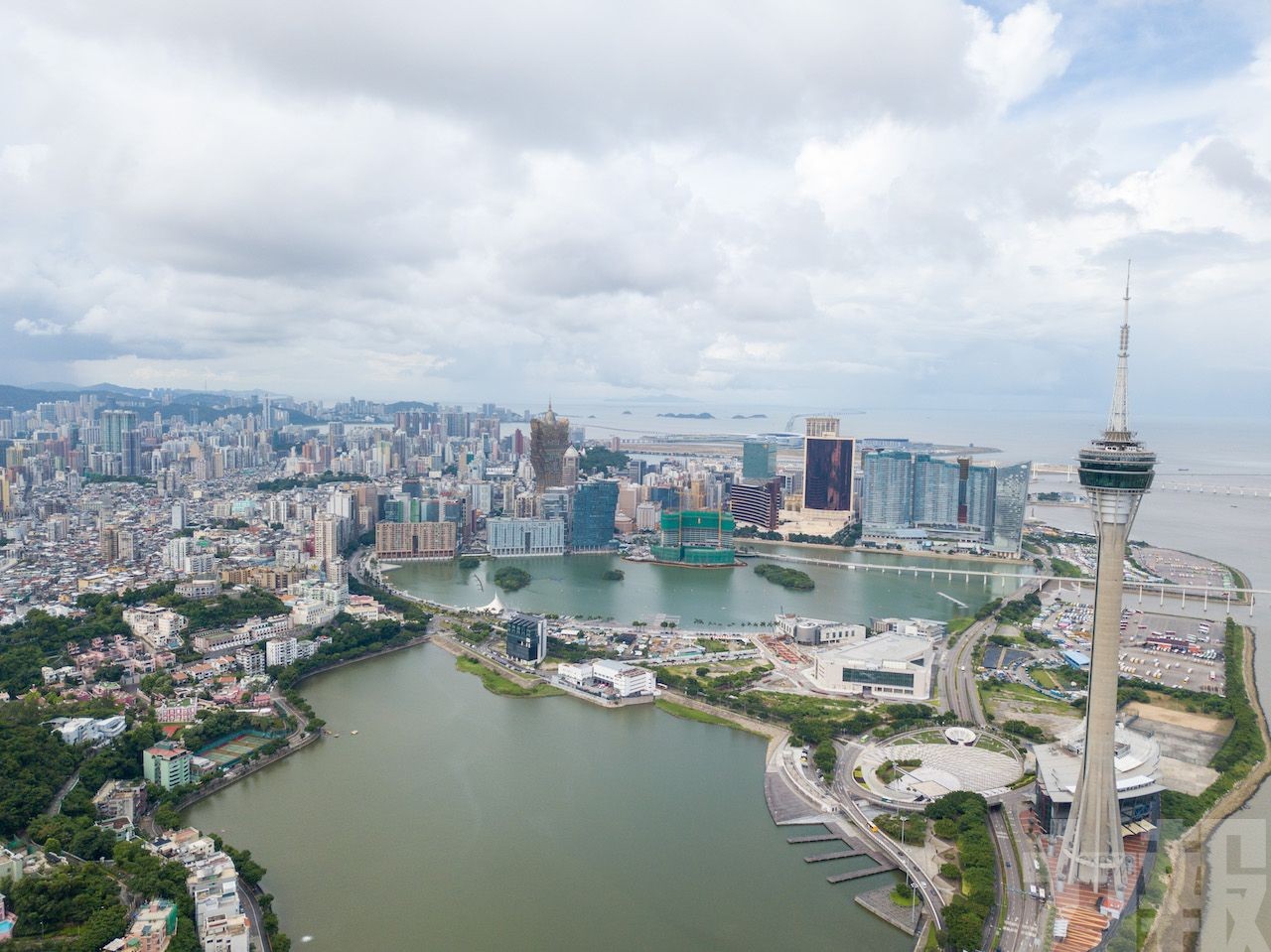 夏寶龍會見岑浩輝