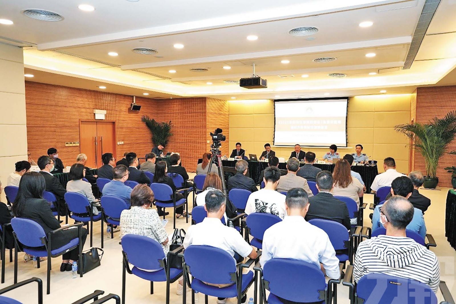 以試點方式支持長者入住灣區院舍