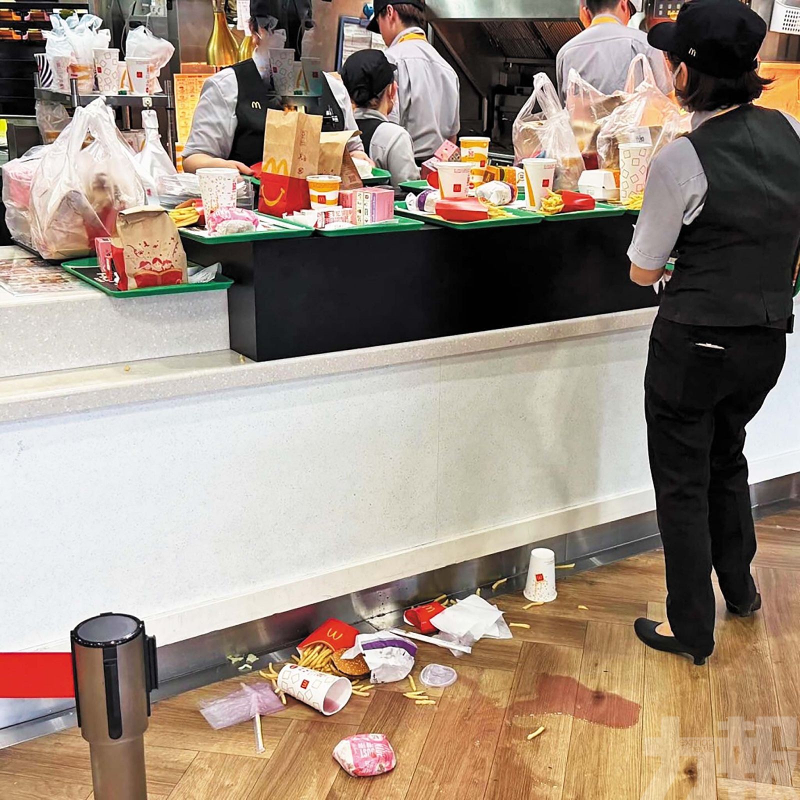 黃牛搶購玩具棄置大量餐點網震怒