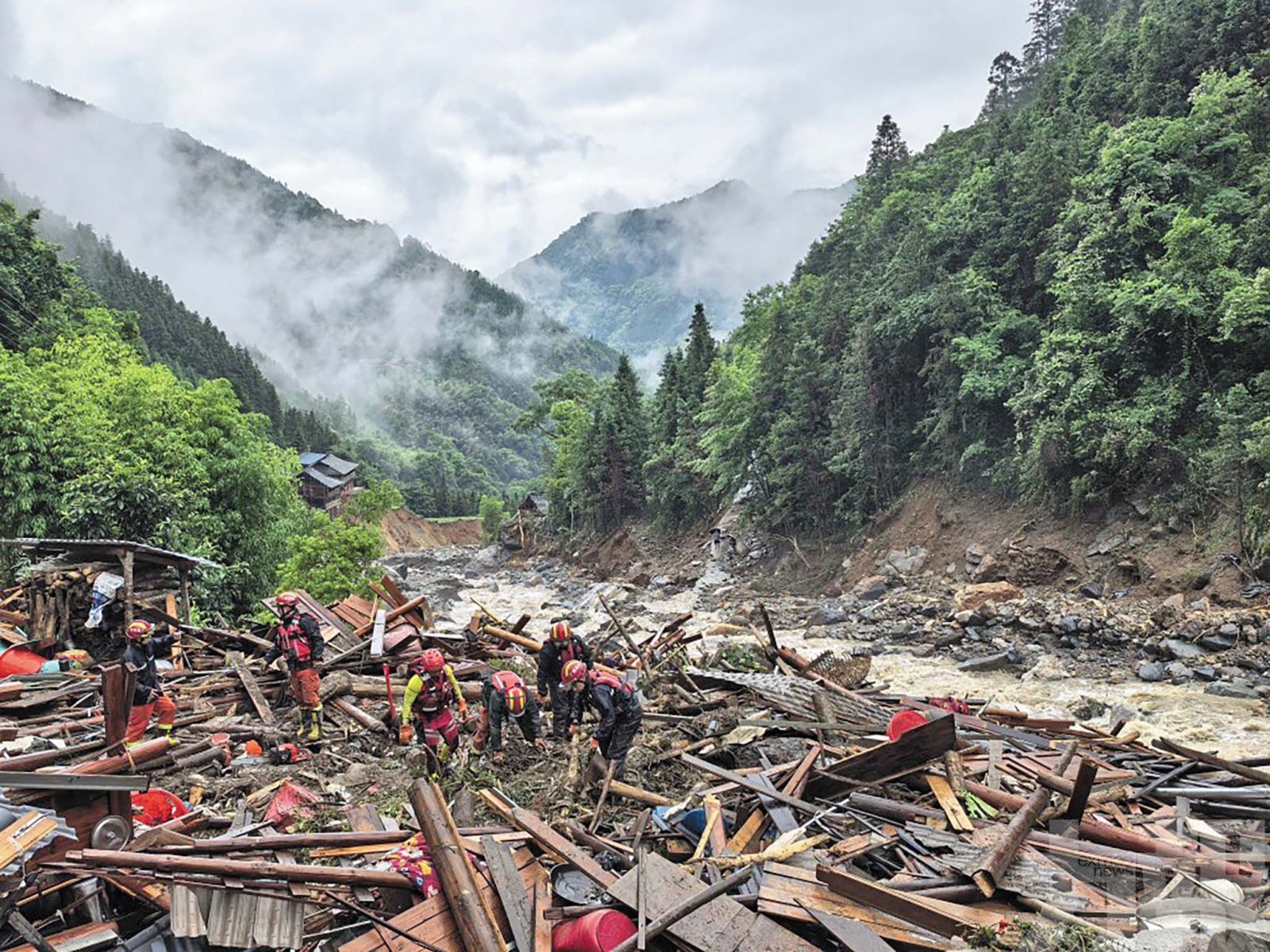 廣西山洪致五死三失蹤