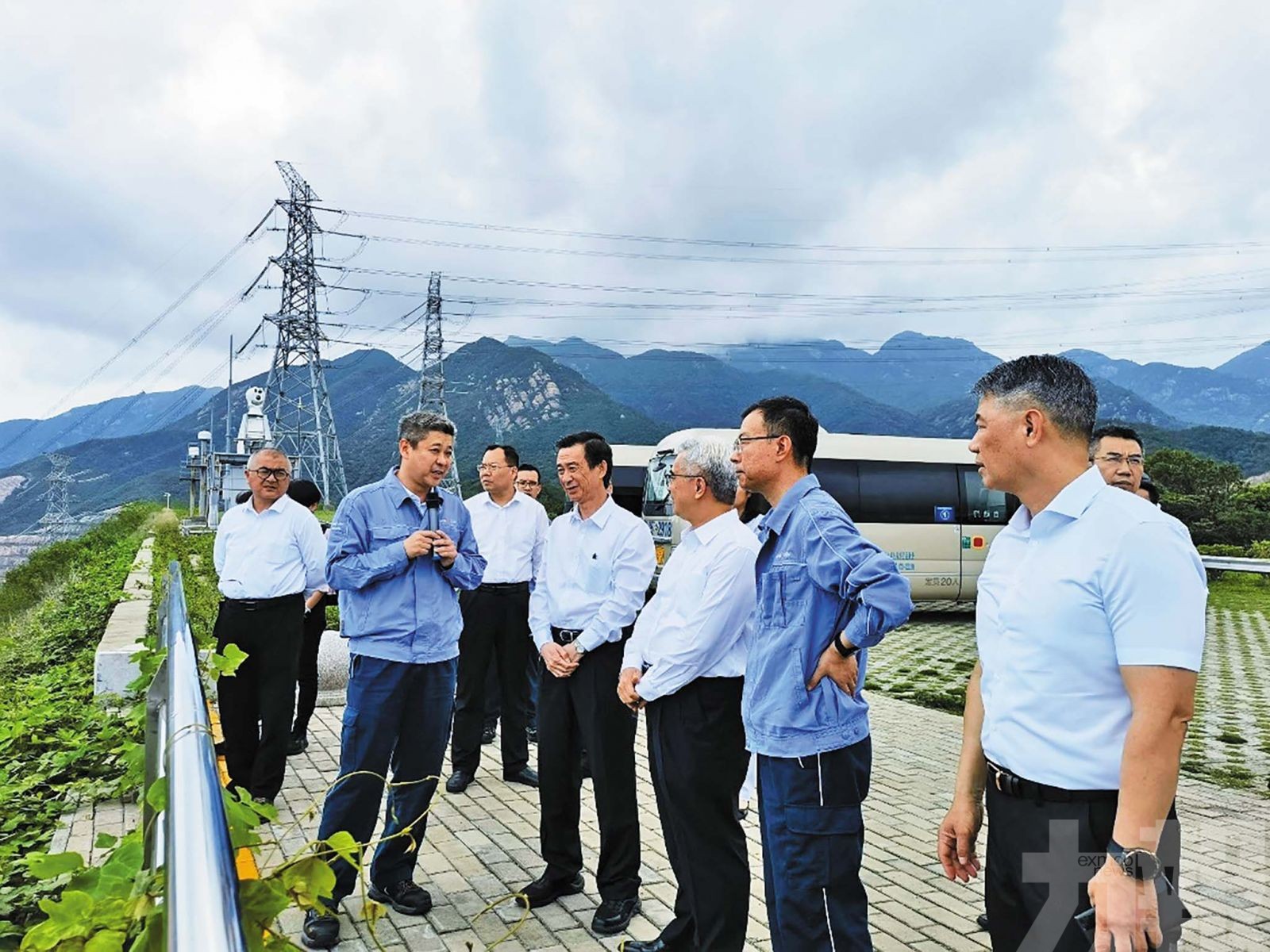 雙方參觀核電站了解設備運作