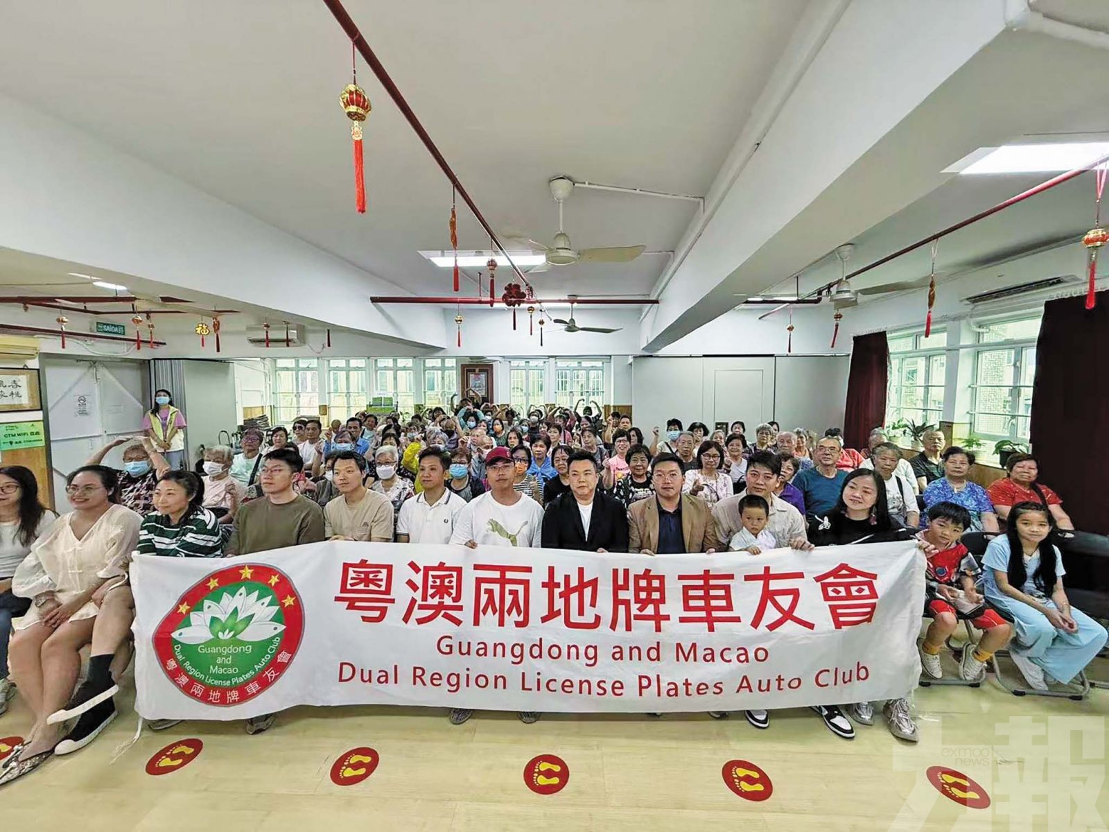 敬老總會向百位長者派福米