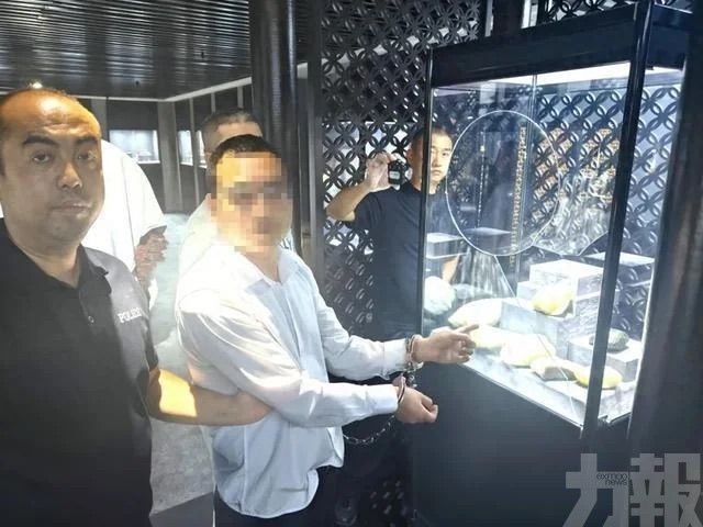 自學高空索降盜走上億玉石
