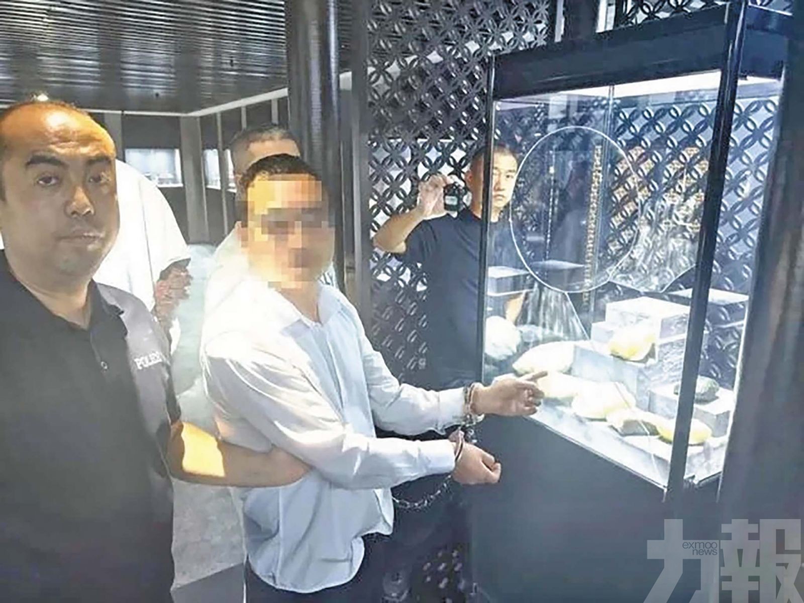 自學高空索降盜走上億玉石