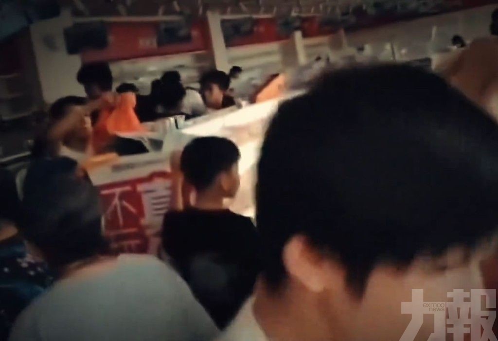 民眾闖零食店哄搶貨品
