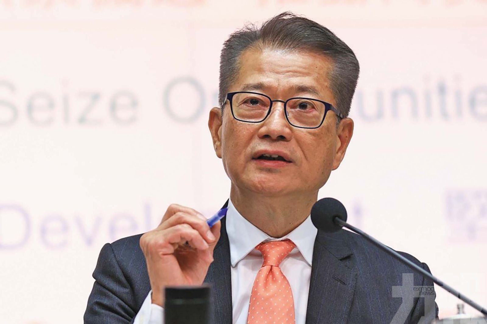 政府不急於賣地