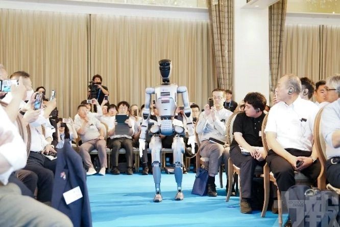 首次具備「靈巧操作＋直膝行走」能力