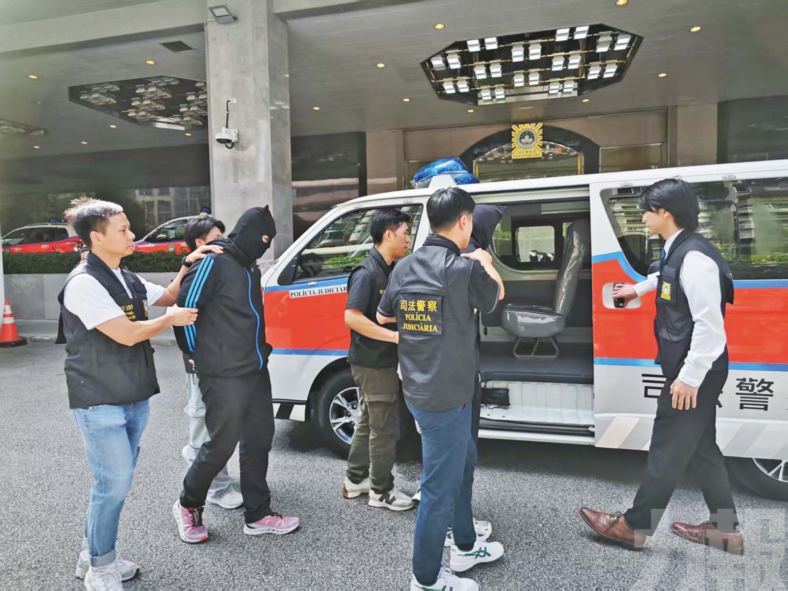 按摩店主兩兄弟涉淫媒被捕