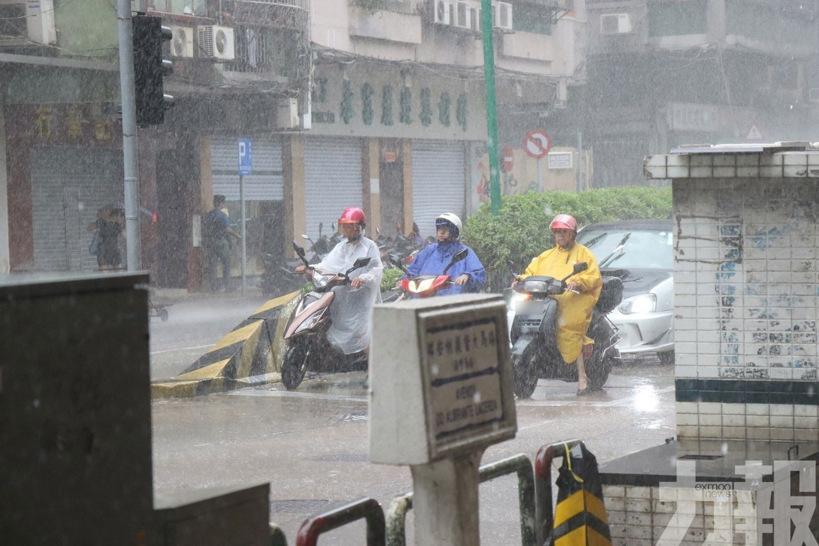 消防局籲暴雨期間應留在安全位置