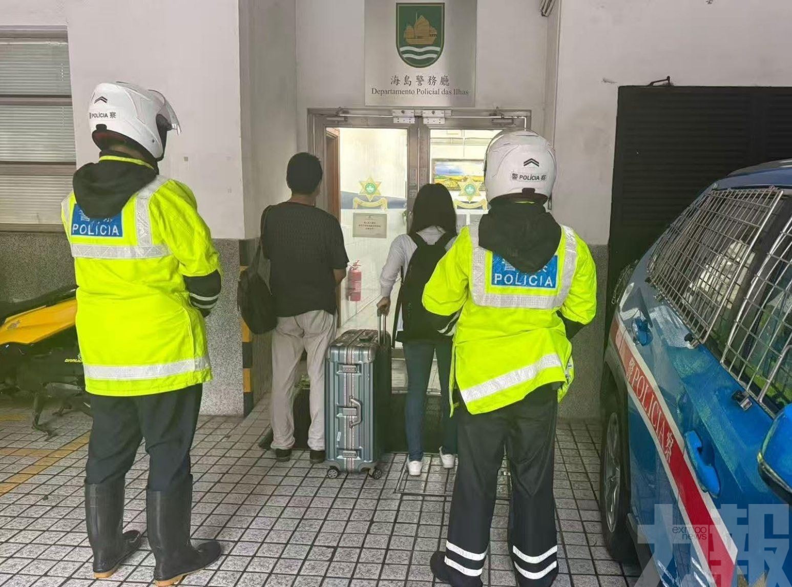 兩旅客涉違反違規行走被檢控