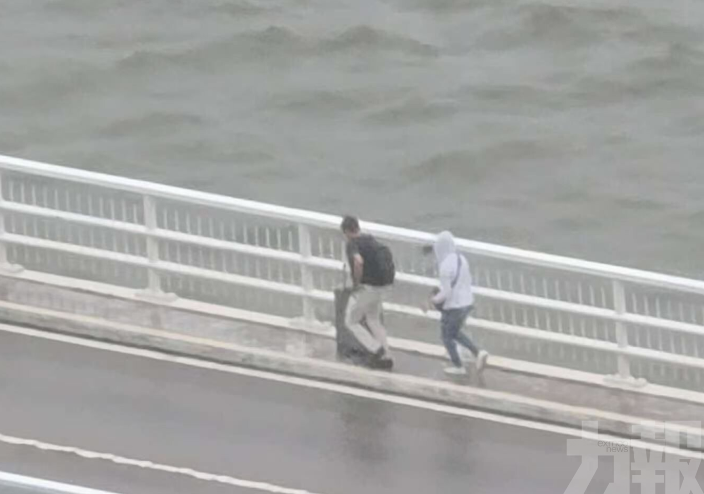 兩旅客涉違反違規行走被檢控